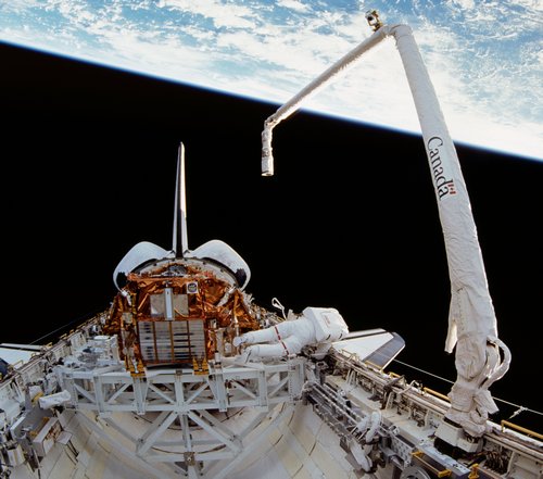 Это видео сделано в 1984 году с борта шаттла "Discovery"