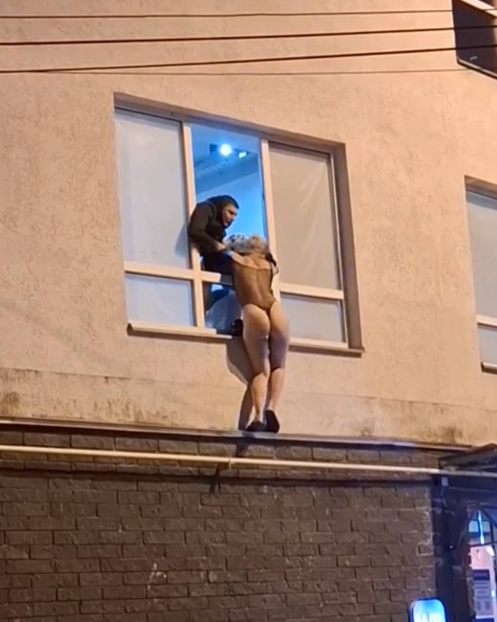 Нижегородская проститутка в стрингах повисла на окне, когда полицейские пришли с рейдом в бордель