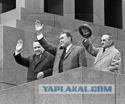 Главнокомандующий принимает парад сидя