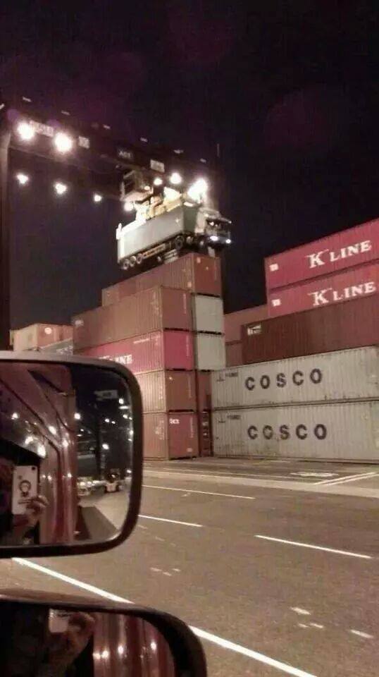 Дальнобойщик забыл отцепить тягач от контейнера...
