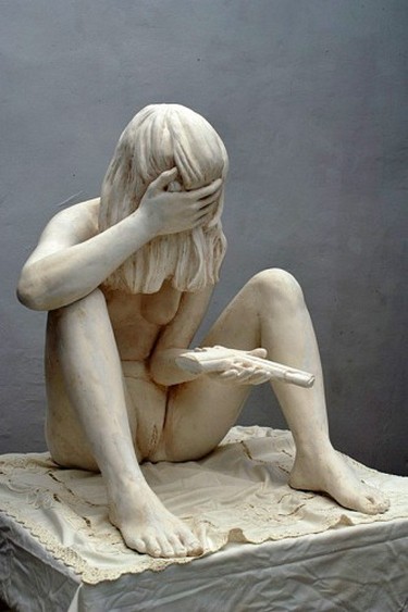 Обнаженные девушки с оружием в руках 16+