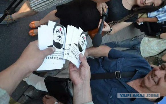 Митингующие в Киеве штурмуют здание Рады
