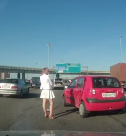 Авария на КАД из-за жучки за рулем!