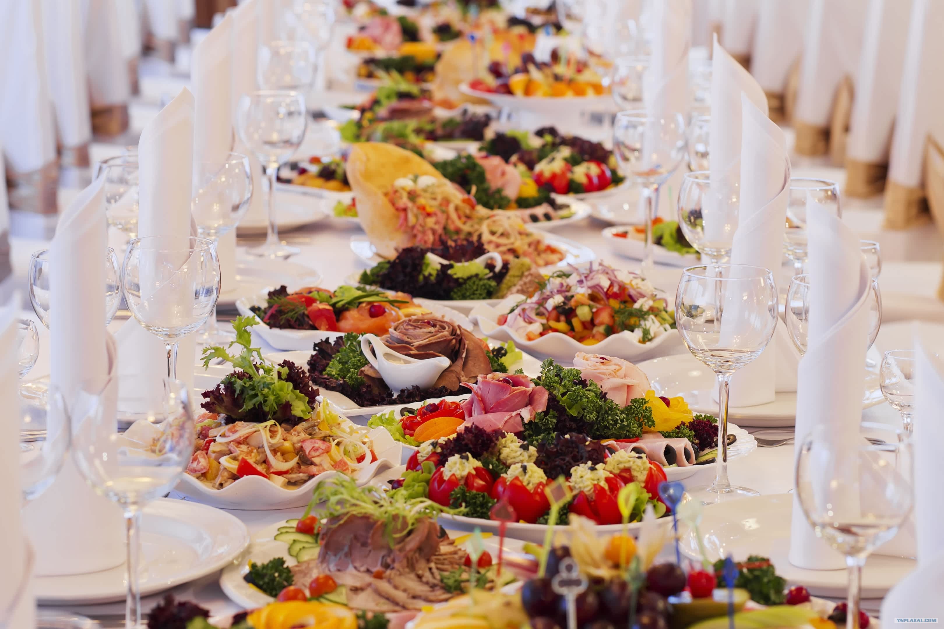 Еда на годовщину. Банкет стол. Свадебный банкет стол. Красивый праздничный стол. Свадебный стол с едой.