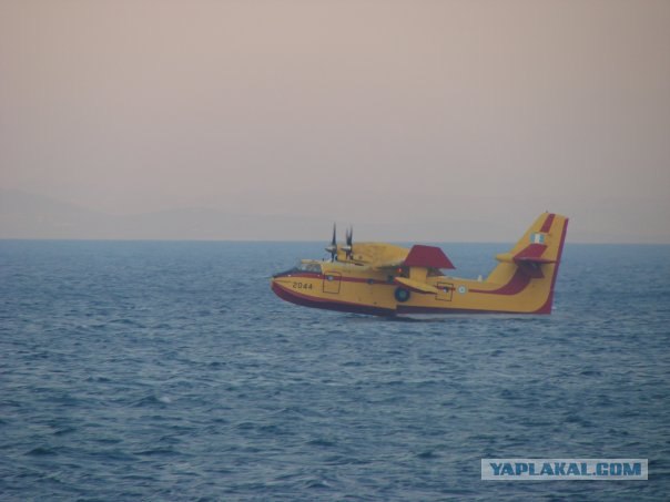 Самолеты набирают воду из реки