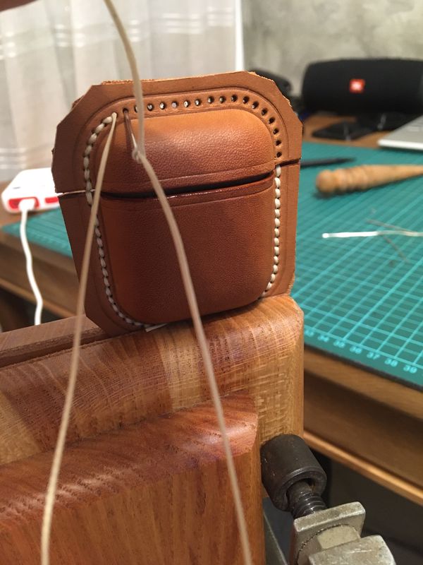 Кожаный чехол для AirPods своими руками