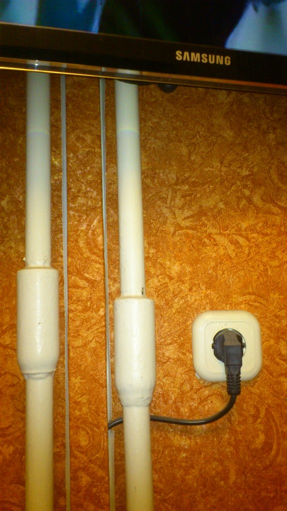 Сгибаем кабель питания телевизора