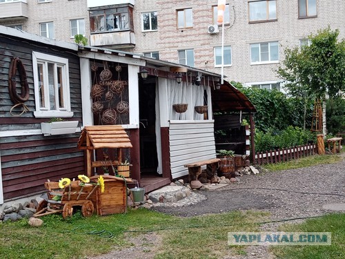 Уборка двора от снега и соседи в нашем доме.