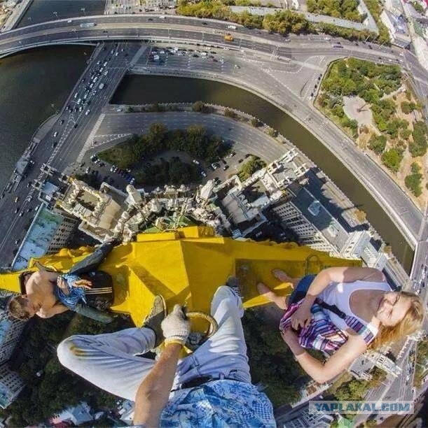 В Москве на высотном здании повесили флаг Украины