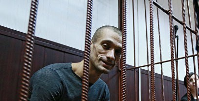 Художник Павленский покинул Россию и намерен просить политическое убежище во Франции