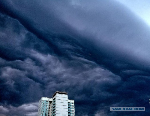 В Москве начался ад. На улицу без надобности лучше не выходить — сдует. Или смоет