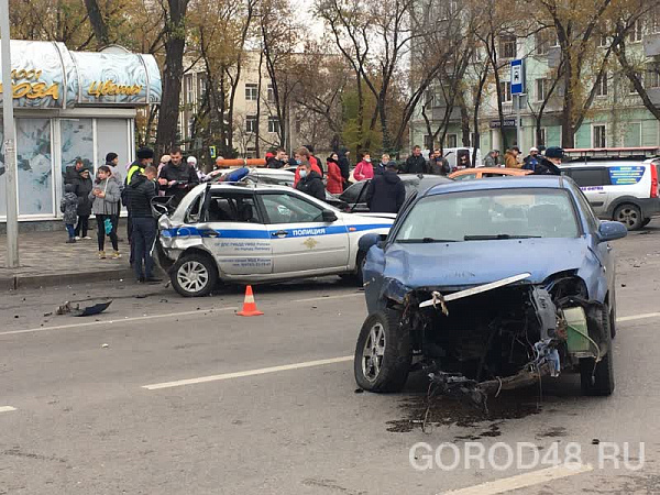 Массовую аварию на площади Франценюка, в Липецке, сняла камера наблюдения