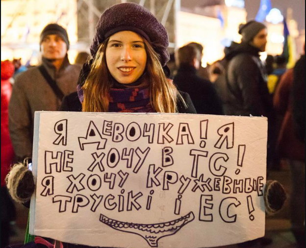 Счастливые школьники и студенты Непала сделали селфи на фоне горящего правительства