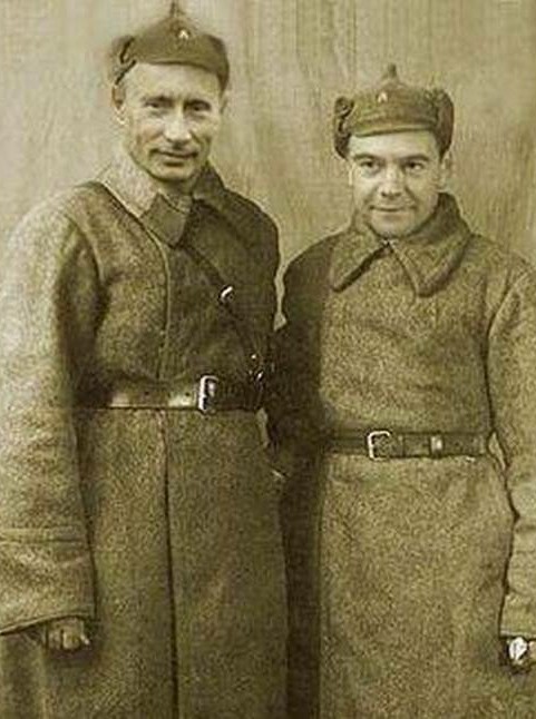 Юлия Тимошенко вышла на улицу с автоматом Калашникова