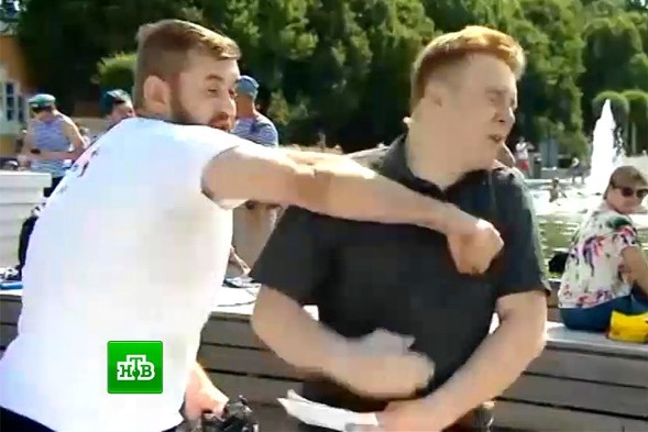 Прикольно поздравили ребят в парке