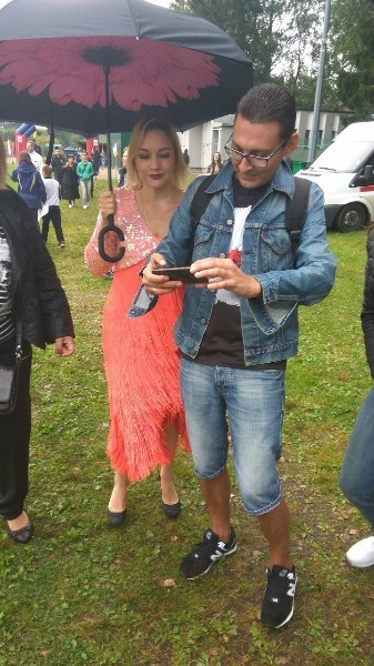 Офигенский голос у нее, тембр чума, низы с вибрацией....