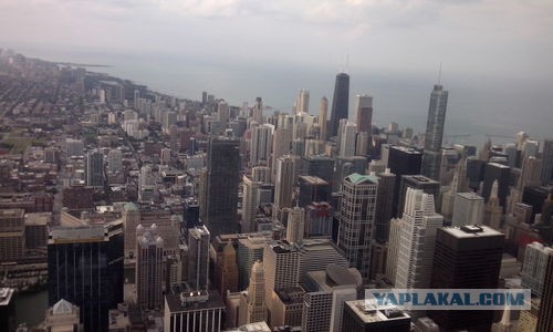 С небоскреба Willis Tower падают кирпичи