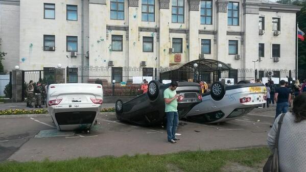 Парковка у посольства России в Киеве