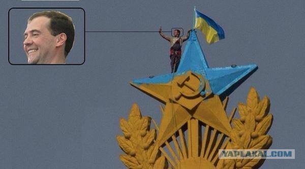 В Москве на высотном здании повесили флаг Украины