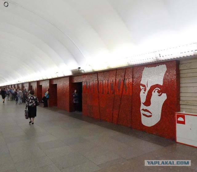 Парня толкнули под поезд в Петербурге 18+