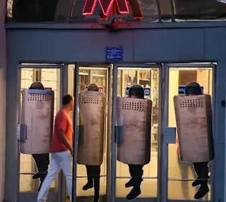 Почему на входе в метро такие странные и неудобные двери?