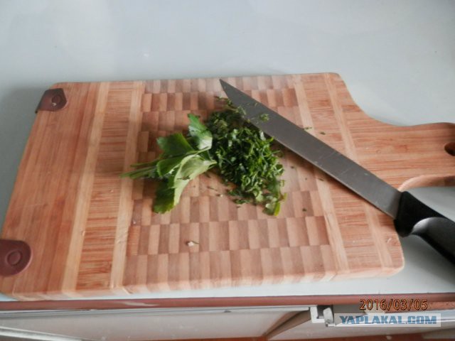 Куриная печень в сметане, с чесноком.