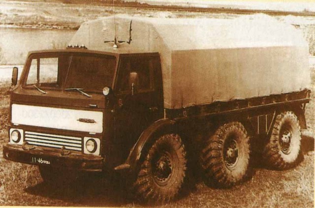 Лиам Нисон испытывает новейший автомобиль ЗиЛ 132-Р. 1974 год