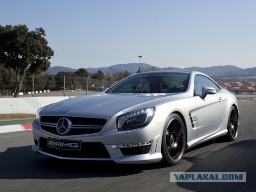 Mercedes SL63 vs. Yamaha R1