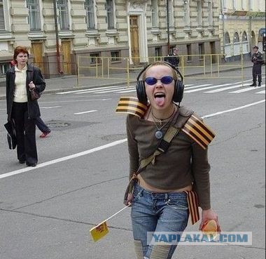 Полиция задержала женщину за желто-синий шарфик