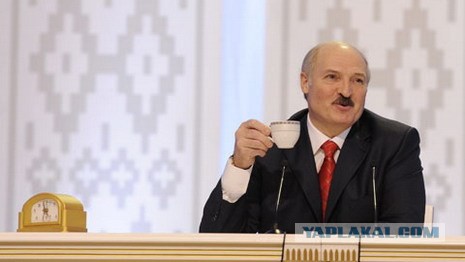 Лукашенко, который смотрит на разные вещи