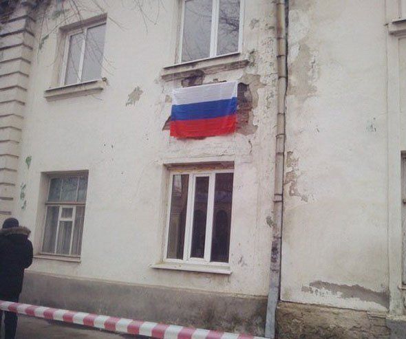 В Южно-Сахалинске окна жильцов барака закрыли баннером с изображением красивой новостройки
