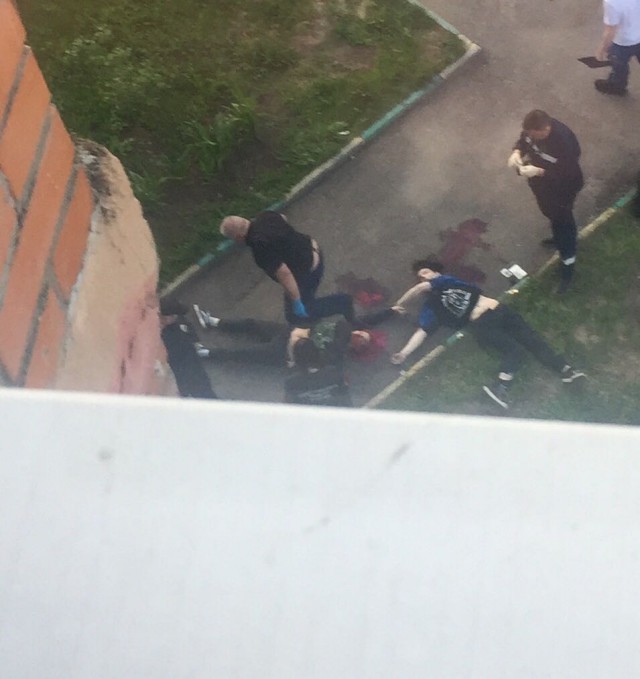 Парень и девушка выпали из окна высотки в Москве