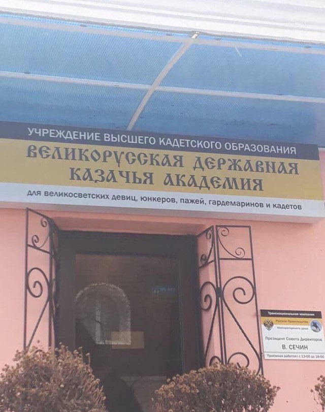 Гулял с детьми, а тут воинская часть