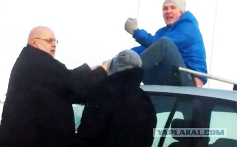 Не дал проехать толстому по тротуару