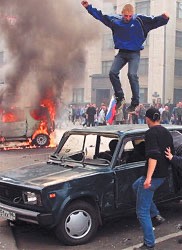 Болельщику с флагом России порвали футболку на трибуне с украинскими фанатами на матче Евро-2020
