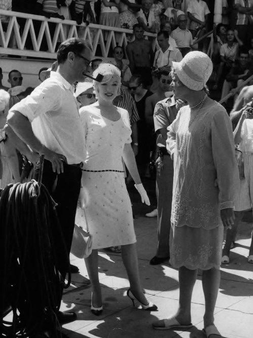 Джек Леммон, Тони Кертис и Мэрилин на съёмочной площадке фильма "В джазе только девушки", 1959 г.