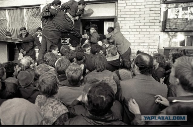 Очередь в алкогольный магазин