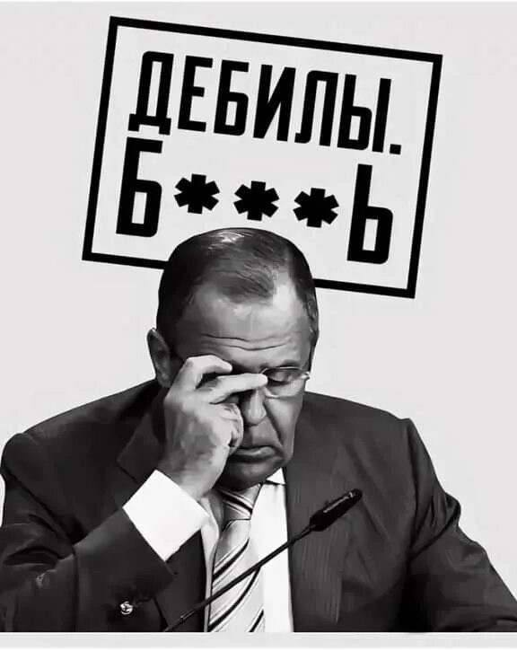 Медведь забрел в лагерь к рыбакам, ребята кормят его прямо с рук