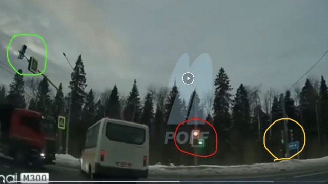 Два человека погибли при столкновении маршрутки и грузовика в Пушкино. Ещё шестеро пострадали