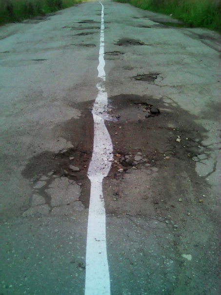 В Рязанской области нанесли разметку на грязь и лужи