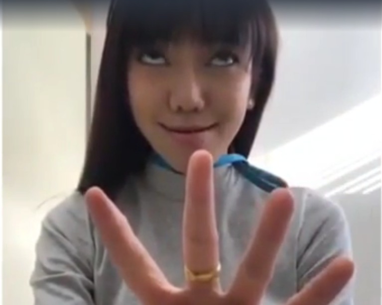 Девушка показывает фокус. Фокусы. Девушки показывают фокусы видео. Девочка фокус с платком. Девушка показывает фокус.