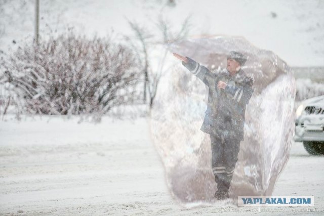 Фотожаба: полицейский в снегу
