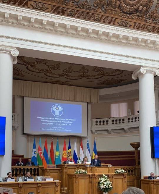 В центре Санкт-Петербурга у Таврического дворца на флагштоке поднят украинский флаг