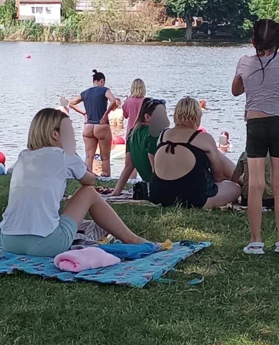 без трусов на пляже 