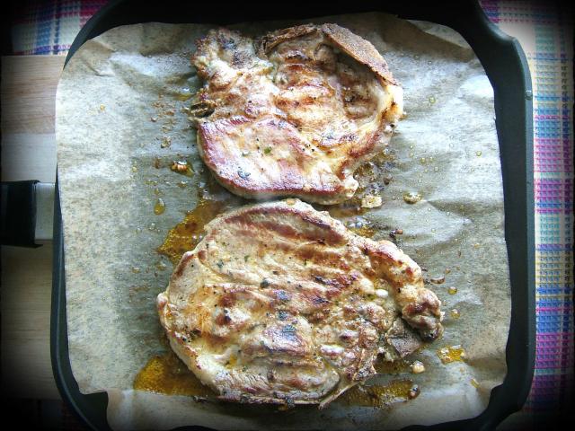 мясо на пергаментной бумаге. свинина в пергаменте в духовке. куриное филе в пергаментной бумаге в духовке. куриное филе в пергаменте. мясо в духовке в пергаментной бумаге.