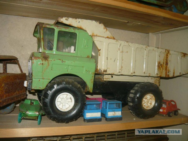 Игрушки СССР. Большие железные грузовики