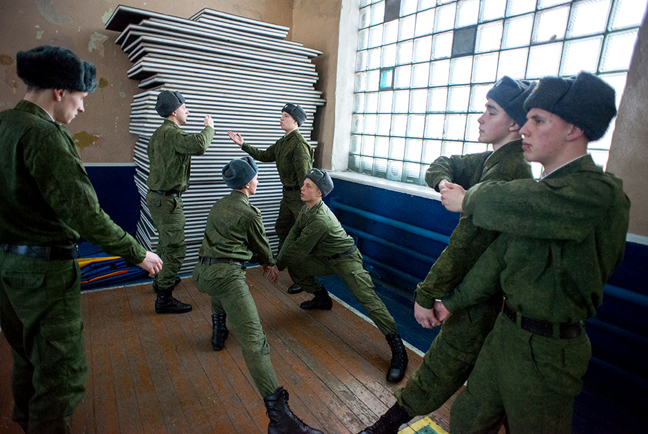 тренировка почетного караула. джон сина морской пехотинец. встреча солдата. провожаю сына в армию. солдаты в армии.