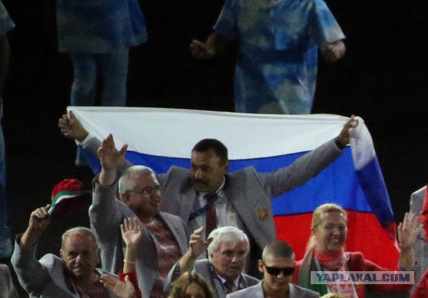 МПК потребовали от пронесшего российский флаг на открытии Паралимпиады Андрея Фомочкина покинуть Бразилию