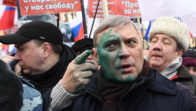 Варламова облили зеленкой и избили в аэропорту Ставрополя