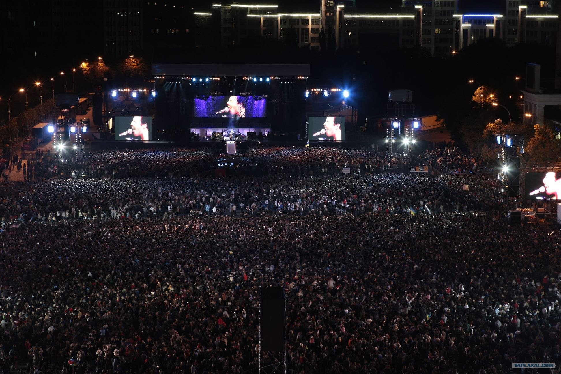 Сколько зрителей было на концерте. Queen в Харькове 2008. Концерт Квин в Харькове в 2008 году. Квин в Харькове 2008 концерт. Харьков концерт Queen.